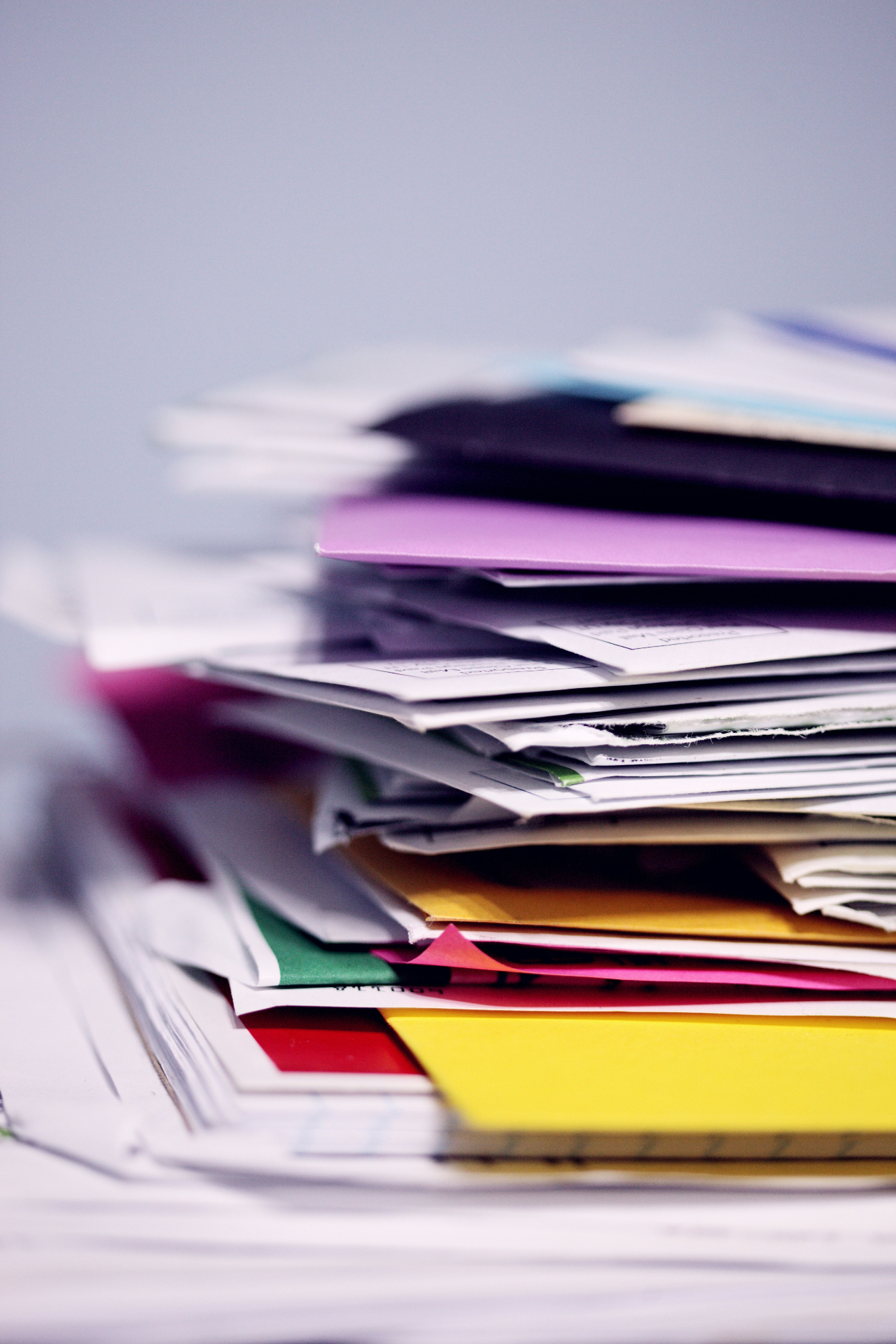 Pile de dossiers et documents administratifs colorés